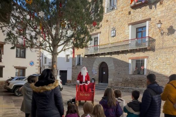 Papá Noel visita Linares y deja su trineo para que los niños y mayores se monten