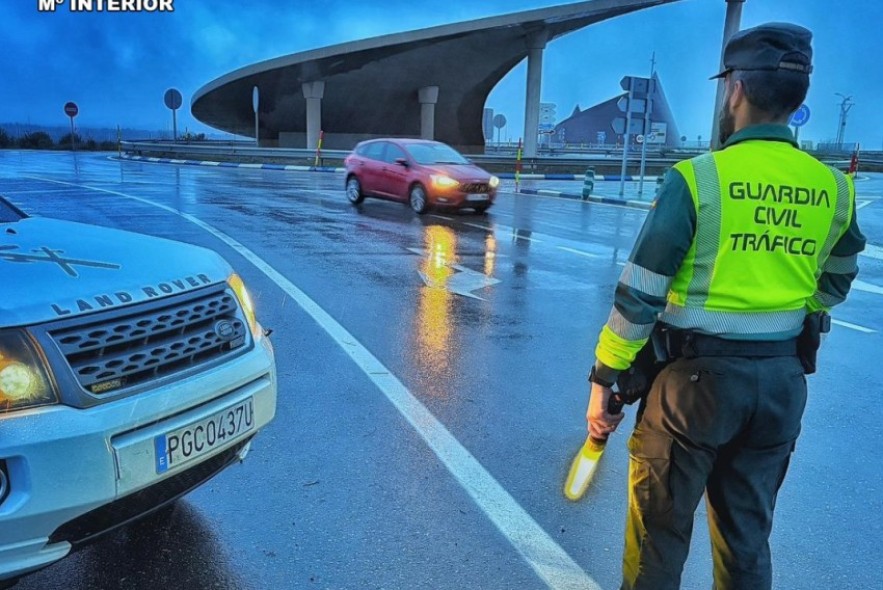 Investigan a un conductor por conducir sin carné  y no pagar el repostaje