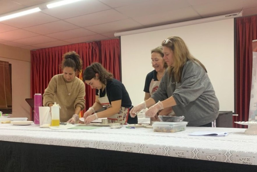 Las mujeres socias de Santa María la Mayor aprenden recetas y decoración navideñas