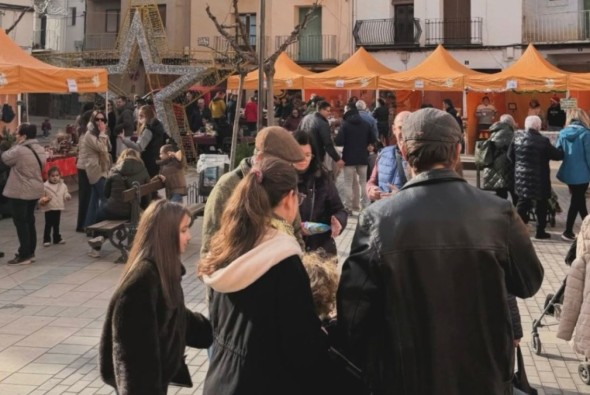 Más de 20 puestos dan vida al mercado navideño de Albalate del Arzobispo