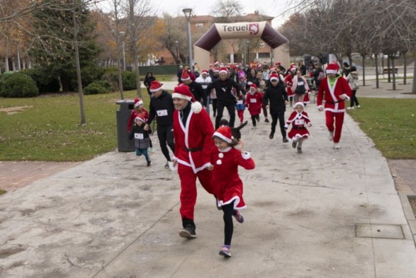 Los papanoeles corren en familia en la Fuenfresca de la mano de ACESTeruel