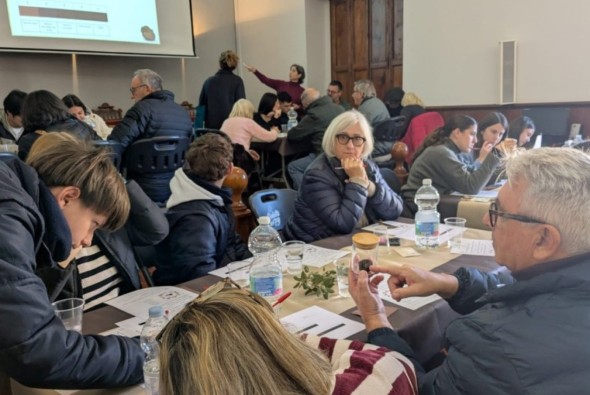 El Panel de Cata de Atruter imparte un taller de trufa en la localidad valenciana de Chelva