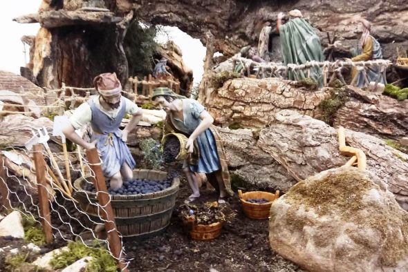 Escucha planta un belén realista en la parroquia  de San Juan Bautista