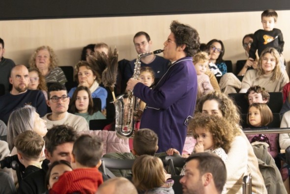 La música y el humor de Jano llenan el auditorio del centro cultural San Julián