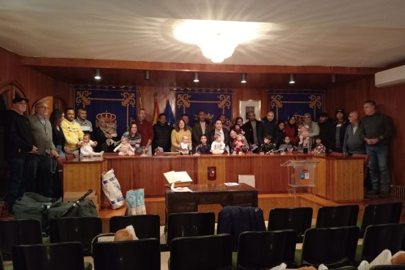 Utrillas reparte cheques bebé  de 1.400 euros entre 14 familias del municipio