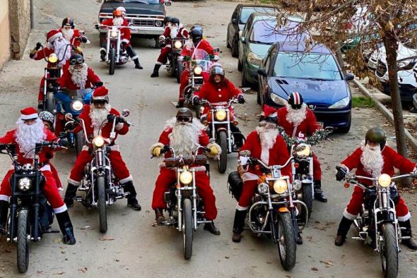 Los Papanoeles en moto reparten ilusión infantil en Alcañiz el día de Nochebuena