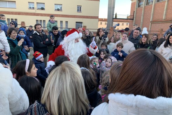 Papá Noel recorre los barrios de Teruel para conocer de cerca a niñas y niños