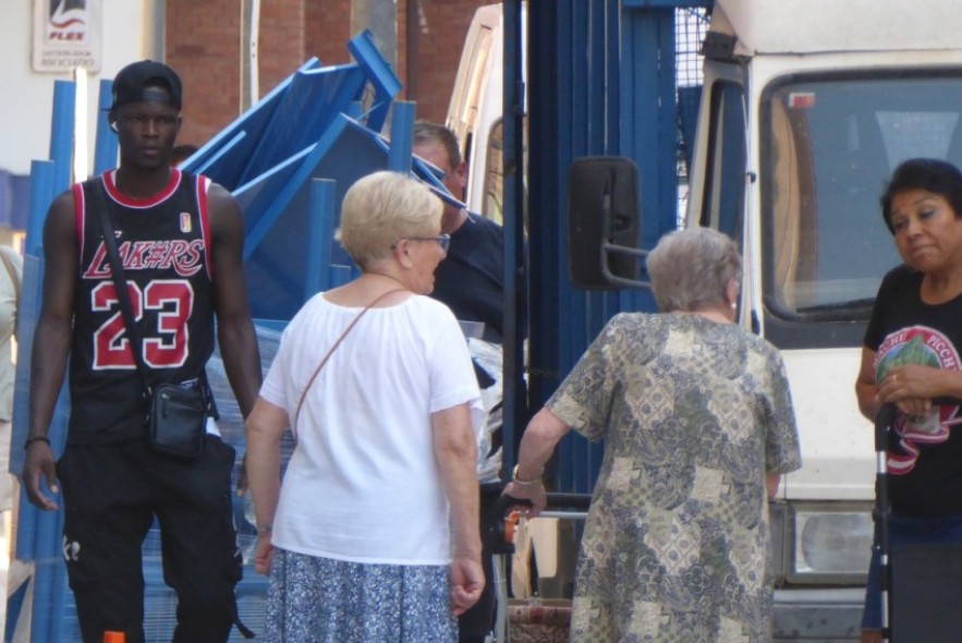 Cuidar ancianos en pueblos se convierte en una vía de entrada para inmigrantes
