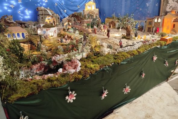 El belén que se exhibe en La Mata de los Olmos apuesta por la tradición y la historia