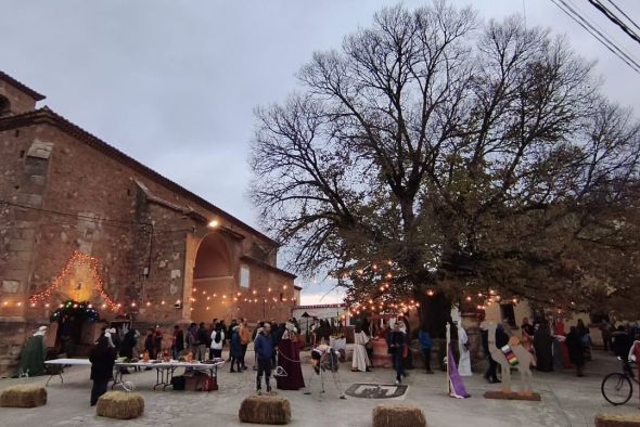 El belén de Alobras crece hasta la treintena de figuras humanas y más escenas costumbristas