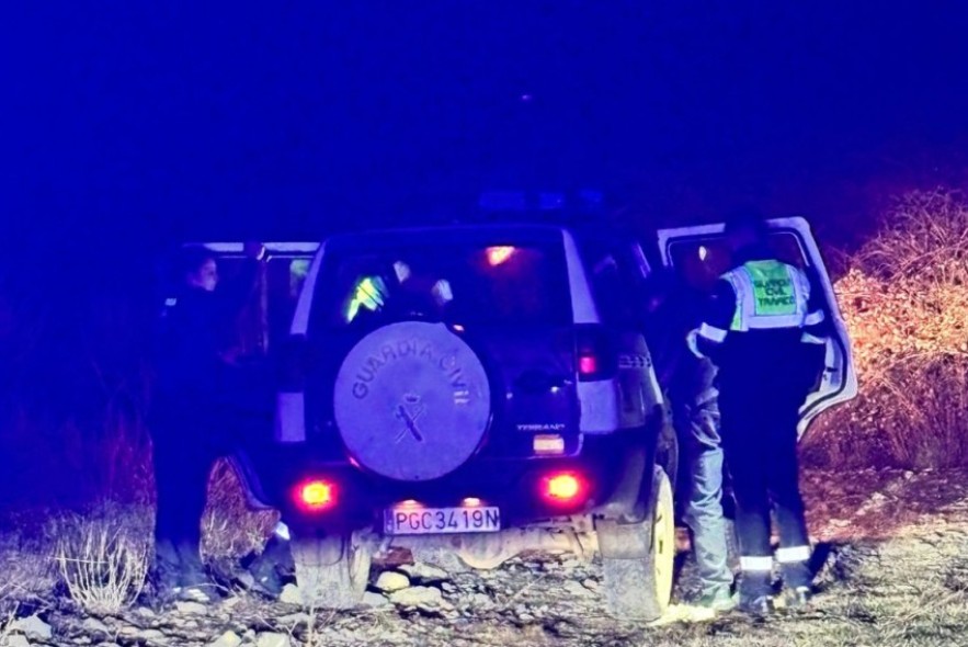 La Guardia Civil de Teruel auxilia a un conductor de avanzada edad en una zona de difícil acceso en Sarrión