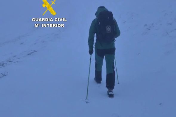 La Guardia Civil de Teruel rescata a dos personas atrapadas en un vehículo en Camarena de la Sierra