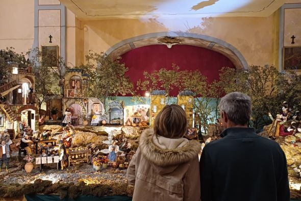 Figuras llegadas de Nápoles y vestidas con manos locales en el original belén de Gea