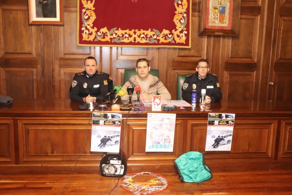 Un taller práctico enseña cómo poner las cadenas y maniobrar con nieve
