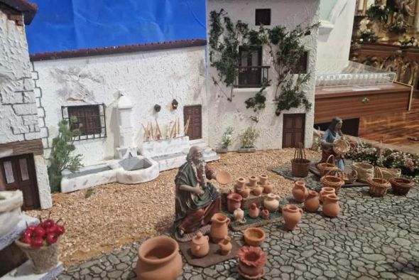 Orihuela monta un completo belén donde  no faltan guiños hacia su patrimonio local