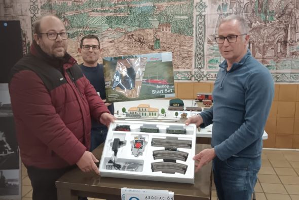 La exposión 'Raíles' recauda más de 360 euros para Afedaba Los Calatravos