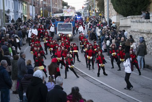 La cabalgata de los Reyes Magos de Teruel desafía  al termómetro y sale a la calle con la ilusión intacta
