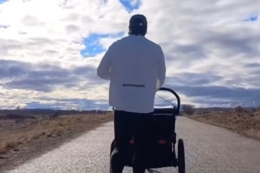 El nuevo compañero de Juancar Gimeno, un carro para empujar sus enseres en la Patagonia