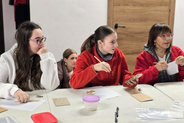 El taller de cianotipia en El Vallecillo abre los actos del año del proyecto Tararaina