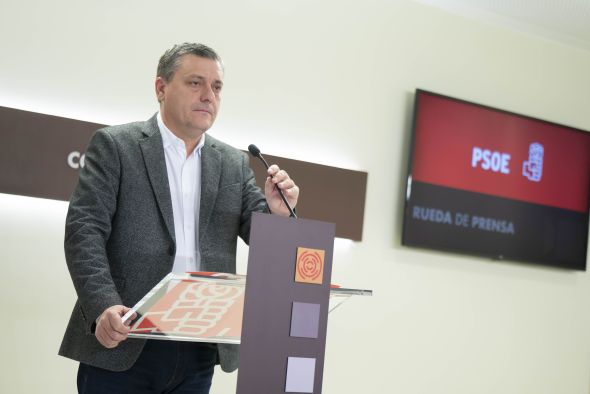 El PSOE defiende la nueva propuesta  y acusa al PP de recortar y privatizar