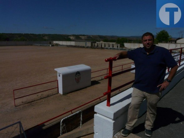 El Atlético Teruel instala césped artificial en el campo de Las Viñas