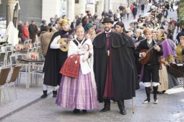 La Semana Modernista se despide con un bautizo en la fuente de la plaza del Torico