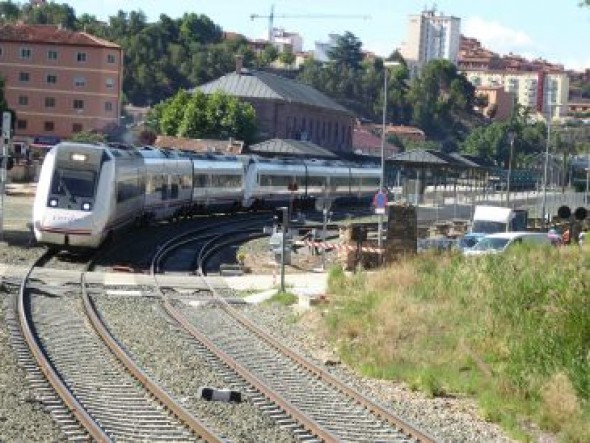 El Gobierno de Aragón intenta garantizar los trenes que no son obligatorios para Fomento