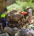 Espeleólogos retiran este sábado del río Aguas Vivas el motor de un camión accidentado en 1966