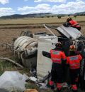 Los Bomberos liberan al conductor de un camión de purines accidentado entre Andorra y Albalate