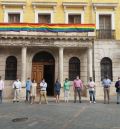 El Ayuntamiento de Teruel coloca la pancarta LGTBI