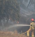 Efectivos terrestres y aéreos combaten un fuego declarado en las inmediaciones de Burbáguena