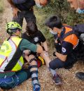 Agentes de la Guardia Civil rescatan y trasladan en helicóptero a una senderista herida en el camino del río Ebrón, en el término de Tormón