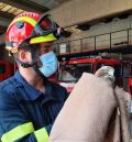 Los bomberos de Teruel rescatan en la capital un águila calzada que no podía volar