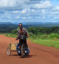 Carmelo López e Isabel Segura recorrieron África en bici: “En África, nuestro objetivo era entretener y que la gente comprendiera lo que veía”