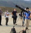 Un grupo de aficionados mira al sol de frente en Galáctica durante el equinoccio