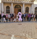 Lazo rosa en el Ayuntamiento de Teruel en el Día Mundial contra el Cáncer de Mama