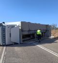 Herido grave el conductor de un camión que transportaba 580 cerdos al salirse de la carretera y volcar en el término de Muniesa