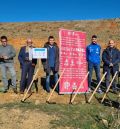 Los jugadores del CV Teruel repueblan una hectárea en Calamocha junto al alcalde