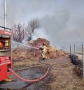 Los bomberos de la DPT  apagan un incendio de balas de paja en Mas de las Matas y otro en la escombrera en Alcorisa