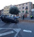 Los bomberos tienen que excarcelar al conductor de un vehículo que chocó y volcó en una rotonda en Alcañiz