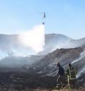 Un incendio, ya extinguido, afecta al núcleo urbano de Campos, barrio de Aliaga, y se extiende al monte bajo