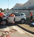 Los bomberos tienen que excarcelar a una persona atrapada en su vehículo tras un choque en el Polígono La Paz