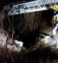 Los bomberos de Alcañiz rescatan a un caballo que se cayó a una balsa abandonada de 3 metros de profundidad