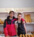 Una pareja de Mar del Plata regenta desde febrero la panadería Virgen del Buen Suceso de Fortanete