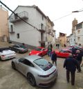 Los Amigos del Porsche aparcan 19 deportivos en las calles de Alcaine