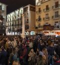 La lluvia da una tregua y la escena más dramática de Las Bodas de Isabel abarrota de público la Plaza del Torico