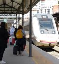 Los viajeros celebran que Teruel haya recuperado todos los servicios del tren y piden otra política comercial