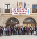 Alcaine recoge firmas contra la instalación de placas flotantes en el embalse de Cueva Foradada