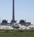 La demolición de las tres torres de refrigeración, nuevo paso en el desmantelamiento de la térmica, que seguirá dos años más