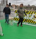 Los labradores Lowy y Anuk muestran su trabajo como perros guía en una exhibición en La Glorieta